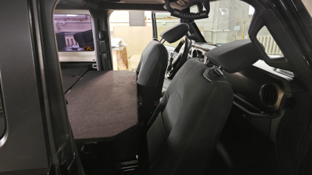 Спальник-органайзер Jeep Wrangler JL (3-дв.) коврики, люки быстр. доступа, перегор. в ящики JWRJL0012