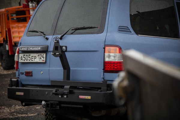 Бампер силовой задний Toyota Land Cruiser 105 с квадратом под фаркоп и калиткой STC-TLC105-BR-C2