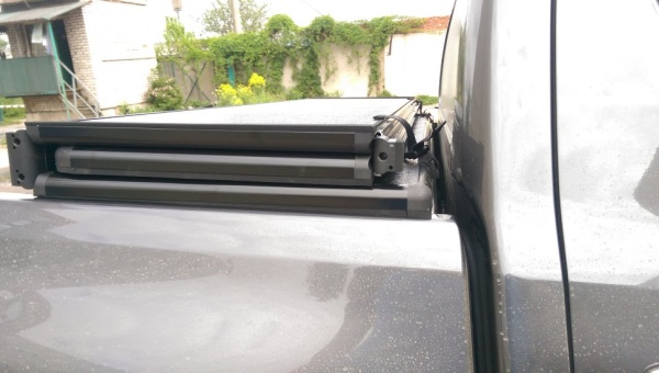 Жесткая трехсекционная крышка [Kramco] Toyota Hilux Revo 703TH8R