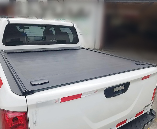 Крышка кузова Toyota Hilux Revo 2015+, роллета раздвижная, алюминиевая, черная PT-S325