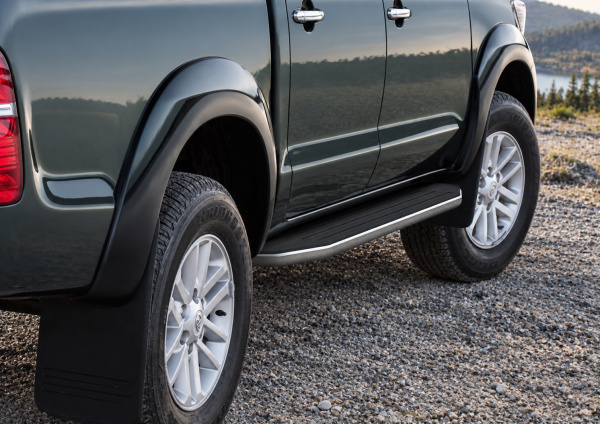 Фото изделия: Порог-площадка Premium A193ALP + комплект крепежа Rival Toyota Hilux 2005-2011-2015 A193ALP.5703.1 — изображение 1