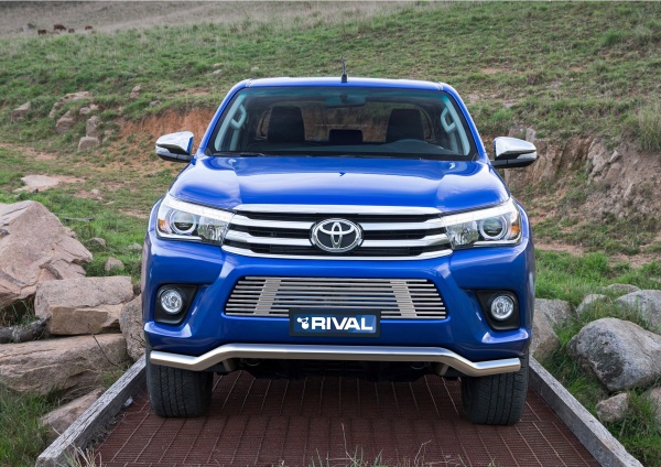 Решетка бампера d10 (кроме Exclusive) RIVAL Toyota Hilux 2015- G.5701.001