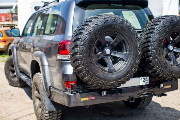 Бампер силовой задний Toyota Land Cruiser 200 с квадратом под фаркоп, двумя калитками и дублирующими фонарями STC-TLC200-BR-L1-2C
