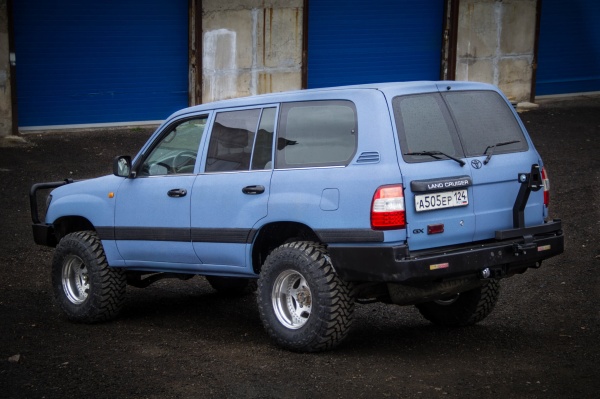 Бампер силовой задний Toyota Land Cruiser 100 с квадратом под фаркоп STC-TLC100-BR