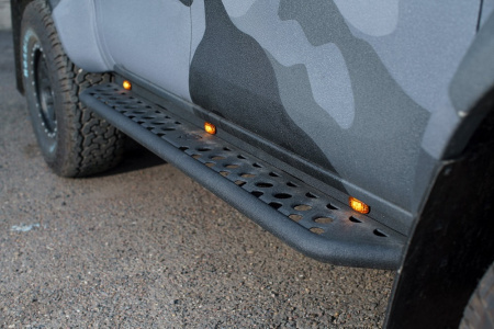 Накладка подсветки порогов Toyota Hilux 2015+ цельная ступень STC-THIL/15-S-С1-led