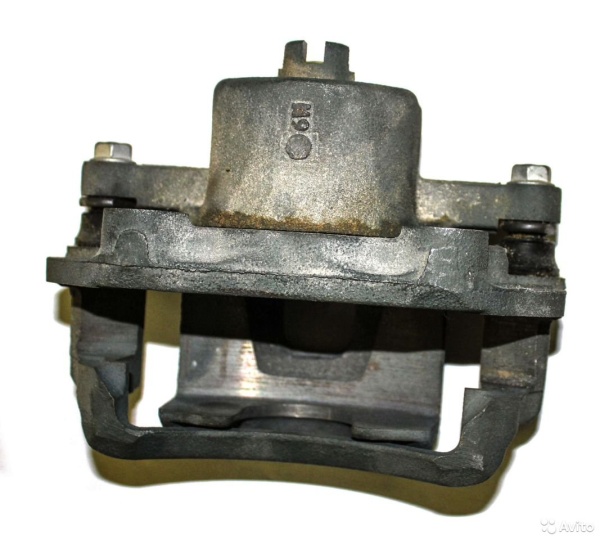 Суппорт тормозной передний правый Nissan 41001-09W00