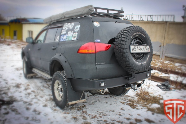 Бампер силовой задний Mitsubishi Pajero Sport 2008-2015 c квадрат под фаркоп, калитка и и противотуманками STC-MPS2-BR-L2-C1