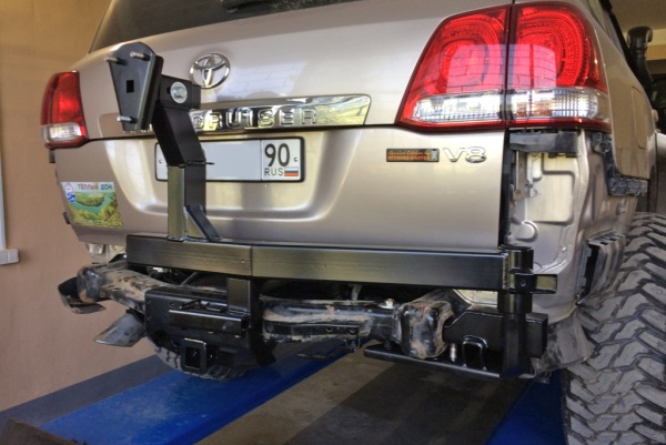 Калитка РИФ с квадратом под фаркоп в штатный задний бампер с подсветкой номера Toyota Land Cruiser 200 (2008-2015) (под нештатное колесо) RIF200-80000