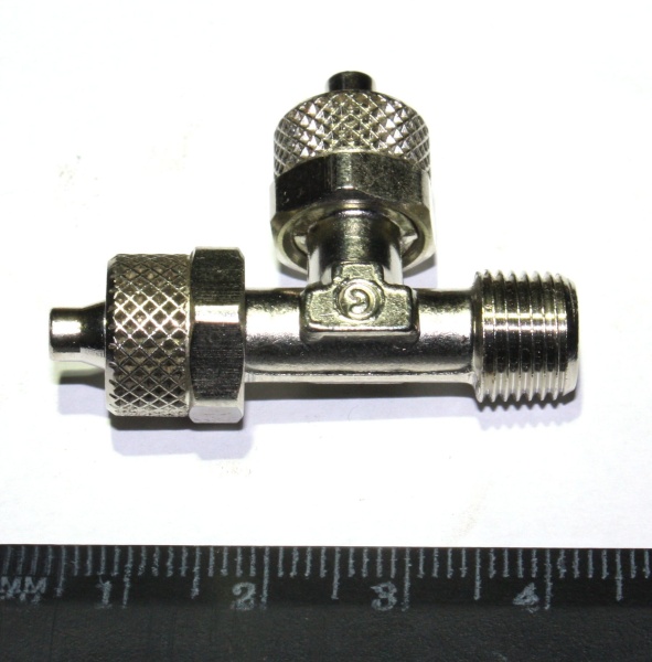 Фитинг - тройник c наружной резьбой G1/8 и накидной гайкой 6/4 Camozzi  8324