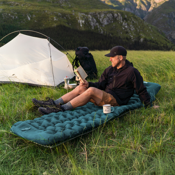Коврик надувной Naturehike FC01 200х60х9,5 см, с подушкой, с насосом, голубой CNK2550WS019-95FPBLSP