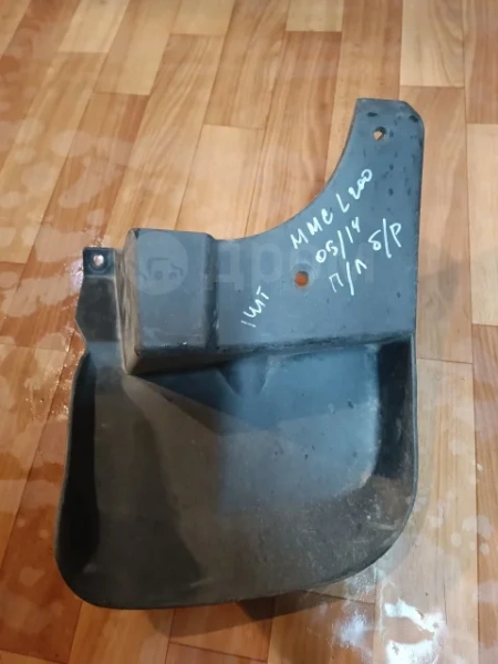 Брызговик Mitsubishi L200 05-15 перед левый БУ-DROM-136034028