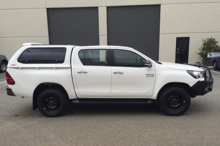 Кунг SJS Toyota Hilux REVO 2015+ белый перламутр (070) сдвижные окна STD-TOYRV-SL-070