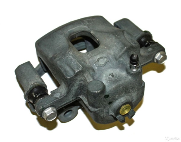 Суппорт тормозной передний левый Nissan STPLN