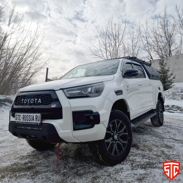 Мини силовик Toyota Hilux 2020+ Black Onyx и GR Sport (+ балка дальнего света) STC-TH20BO-BW-S5-20